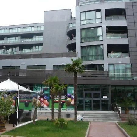 тристаен в Sunny Plaza, דירה
