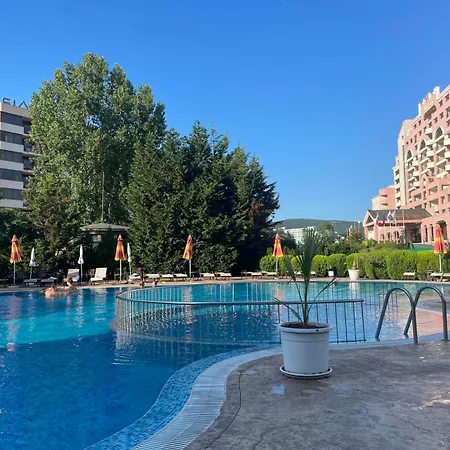 тристаен в Sunny Plaza,