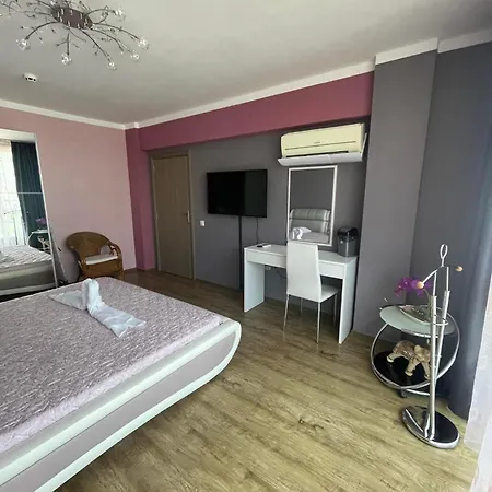 тристаен в Sunny Plaza, *