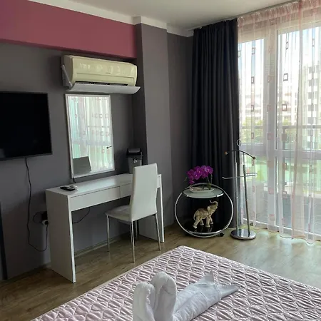 тристаен в Sunny Plaza, Apartment