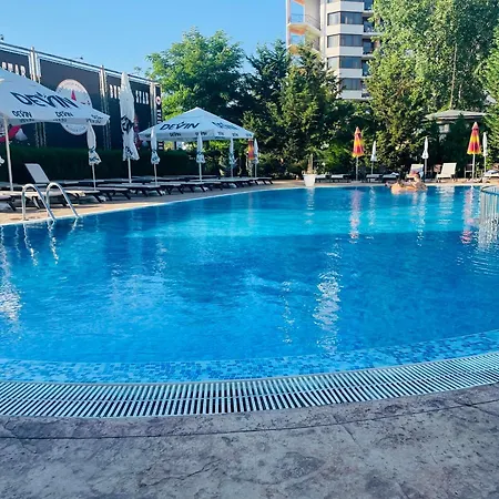 тристаен в Sunny Plaza, *
